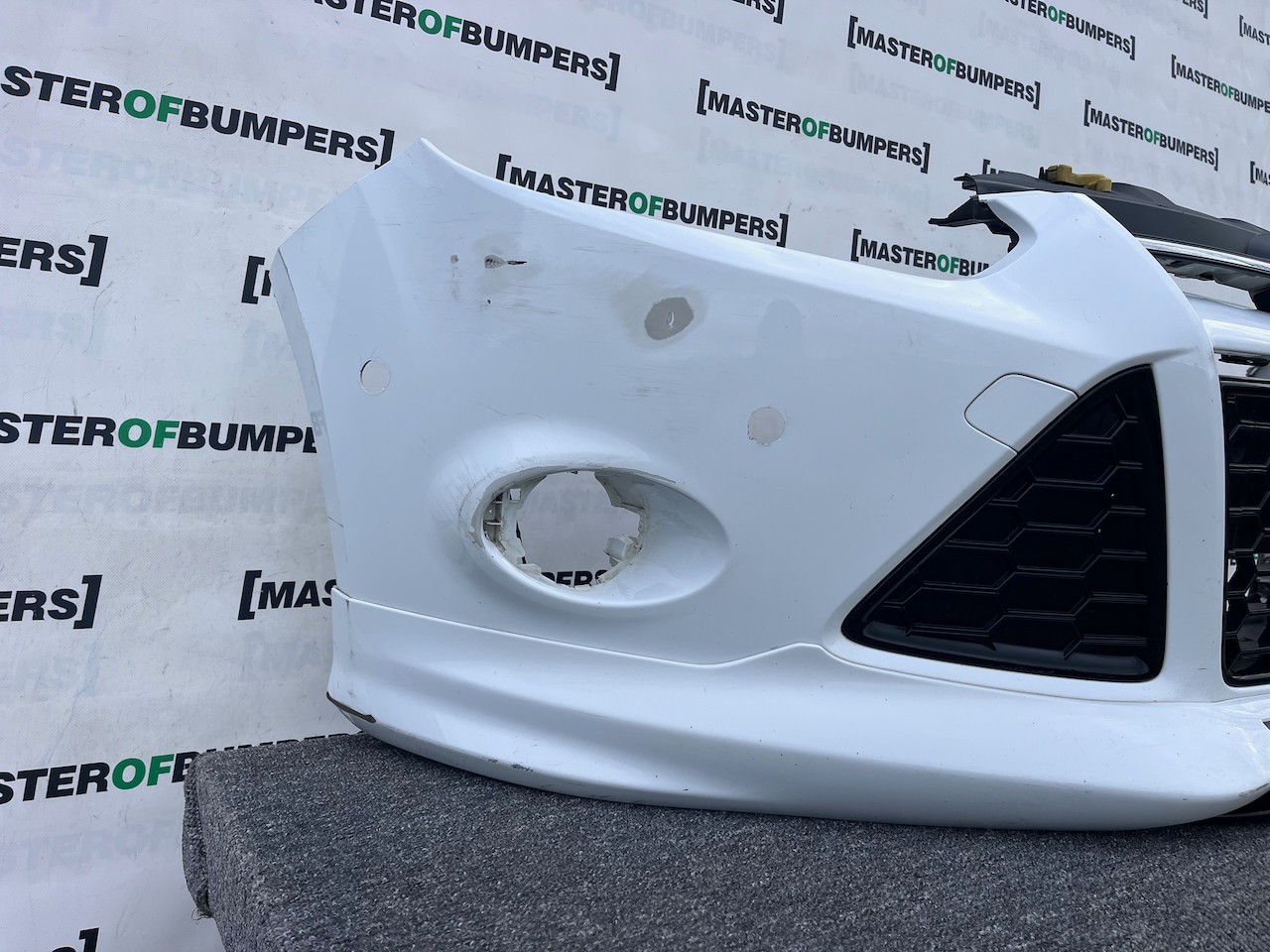 Ford Focus Zetec S Hatchback Estate 2011-2014 Front Bumper 6 Pdc Genuine [f803]