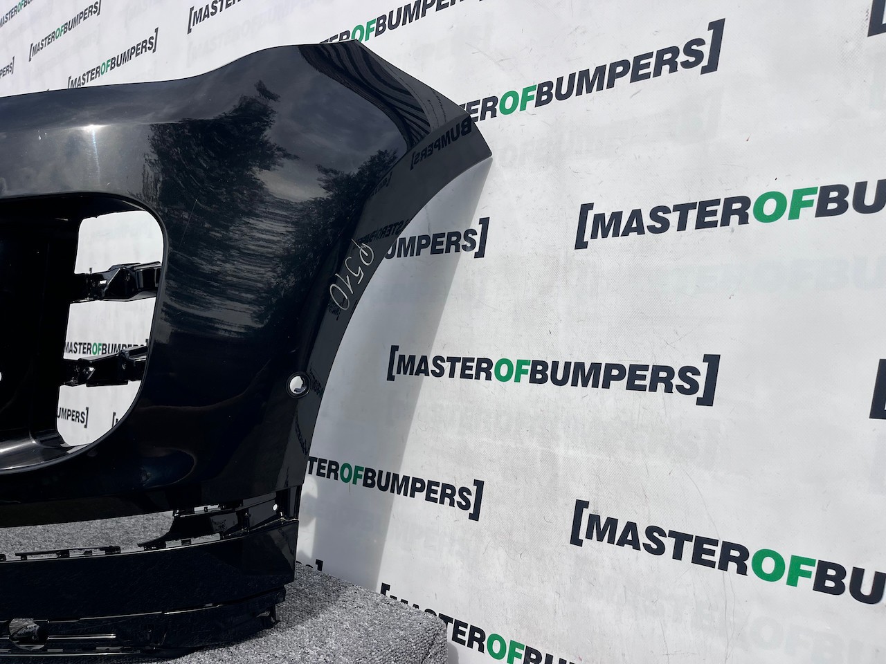 Range Rover Evoque R-dynamic Hse 2019-2024 Front Bumper 6 Pdc Genuine [p510]