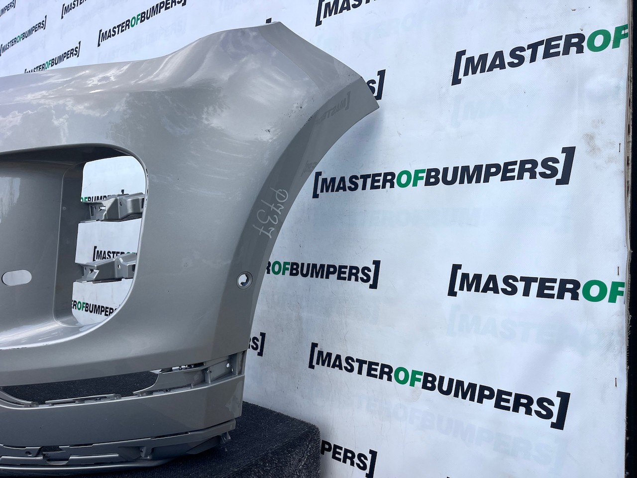 Range Rover Evoque R-dynamic Hse 2019-2024 Front Bumper 6 Pdc Genuine [p737]