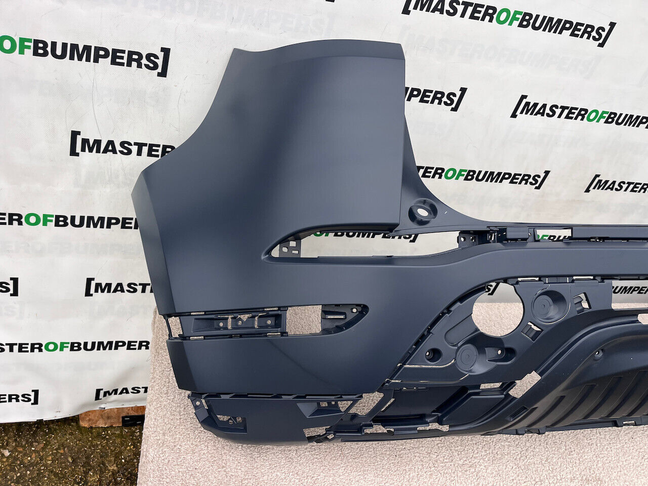 Range Rover Evoque R-dynamic Hse 2019-2023 Rear Bumper 4 Pdc Genuine [p350]