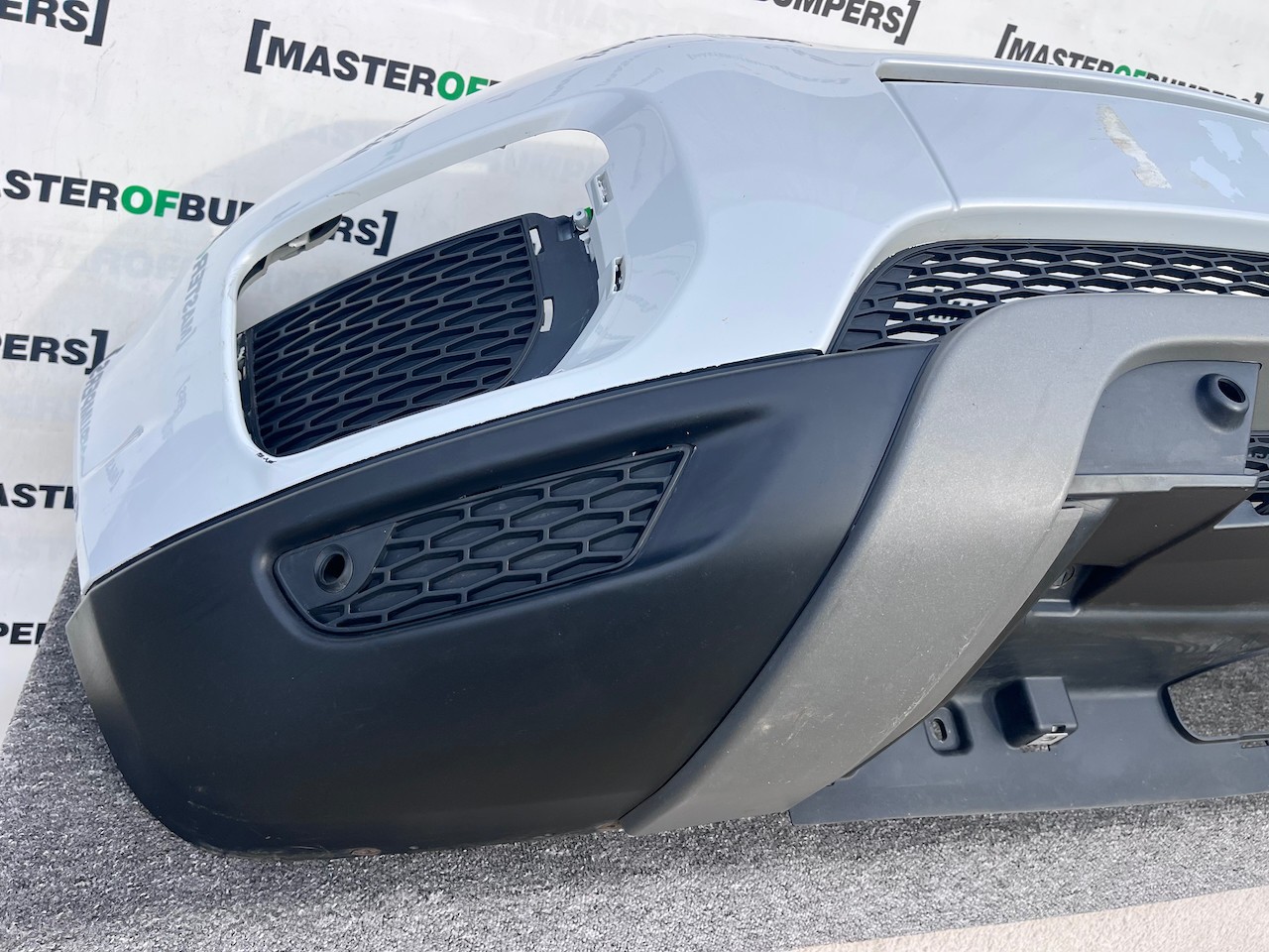 Land Rover Evoque Se Suv 2015-2018 Front Bumper 4 Pdc Jets Genuine [p614]