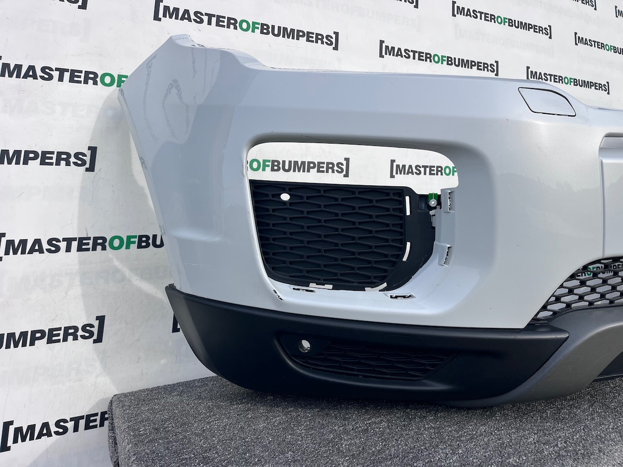 Land Rover Evoque Se Suv 2015-2018 Front Bumper 4 Pdc Jets Genuine [p614]