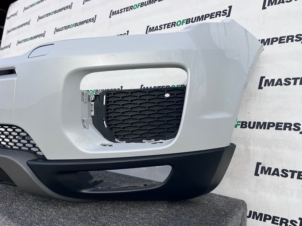 Land Rover Evoque Se Suv 2015-2018 Front Bumper 4 Pdc Jets Genuine [p614]