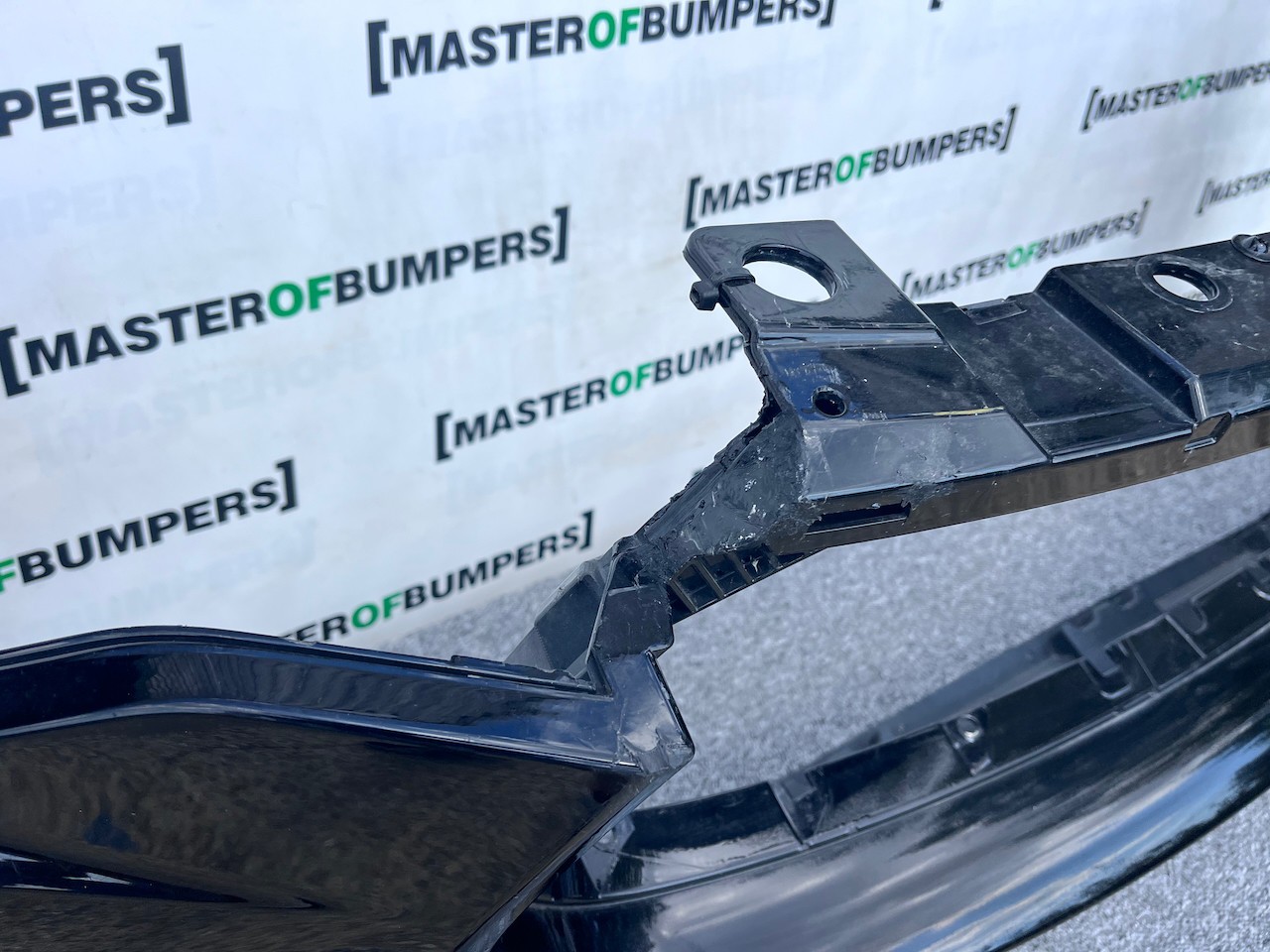 Maserati Levante V6 Zf Suv 4wd 2017 - 2021 Front Bumper 6 Pdc Genuine [p721]