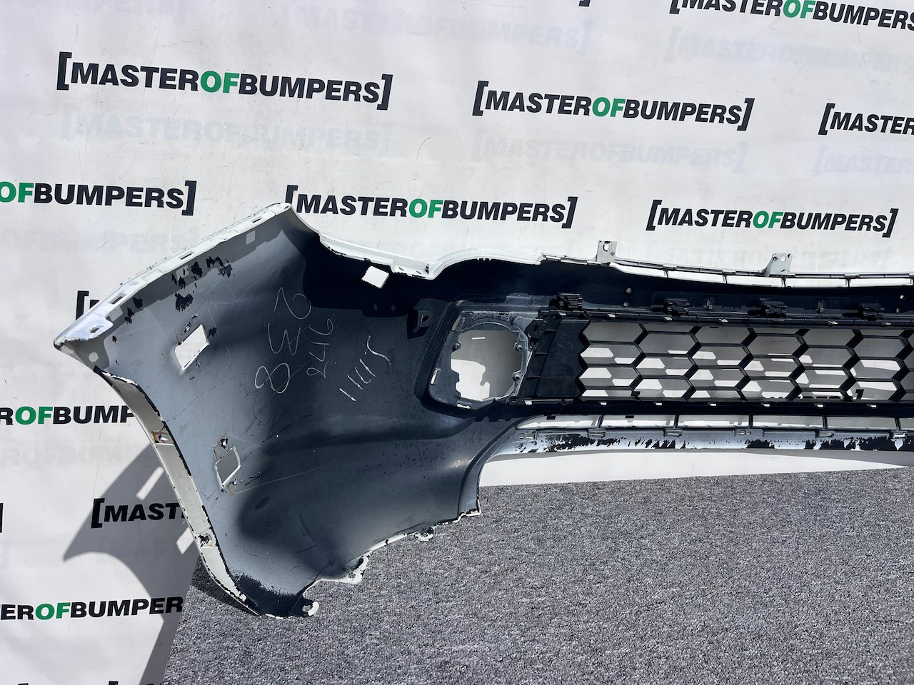 Mitsubishi L200 Barbarian Titan 2016-2019 Front Bumper Jets Genuine [m465]