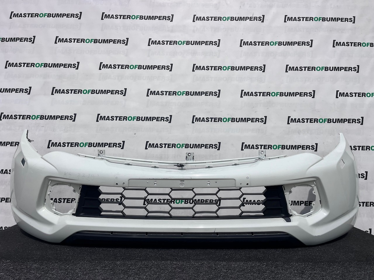 Mitsubishi L200 Barbarian Titan 2016-2019 Front Bumper Jets Genuine [m499]