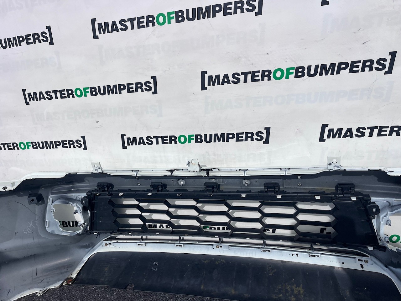 Mitsubishi L200 Barbarian Titan 2016-2019 Front Bumper Jets Genuine [m499]