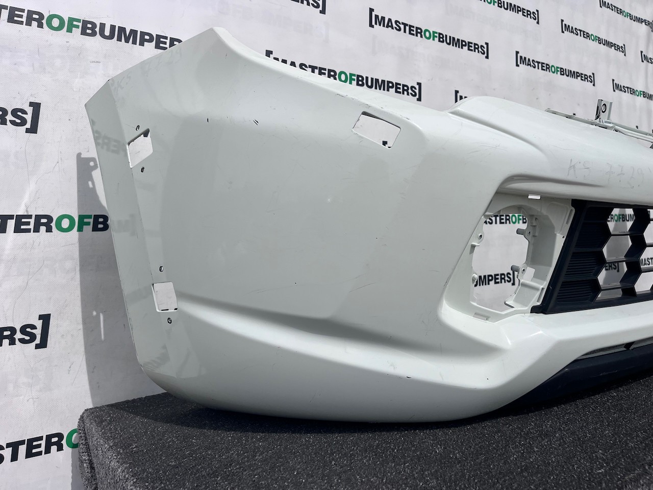Mitsubishi L200 Barbarian Titan 2016-2019 Front Bumper Jets Genuine [m499]
