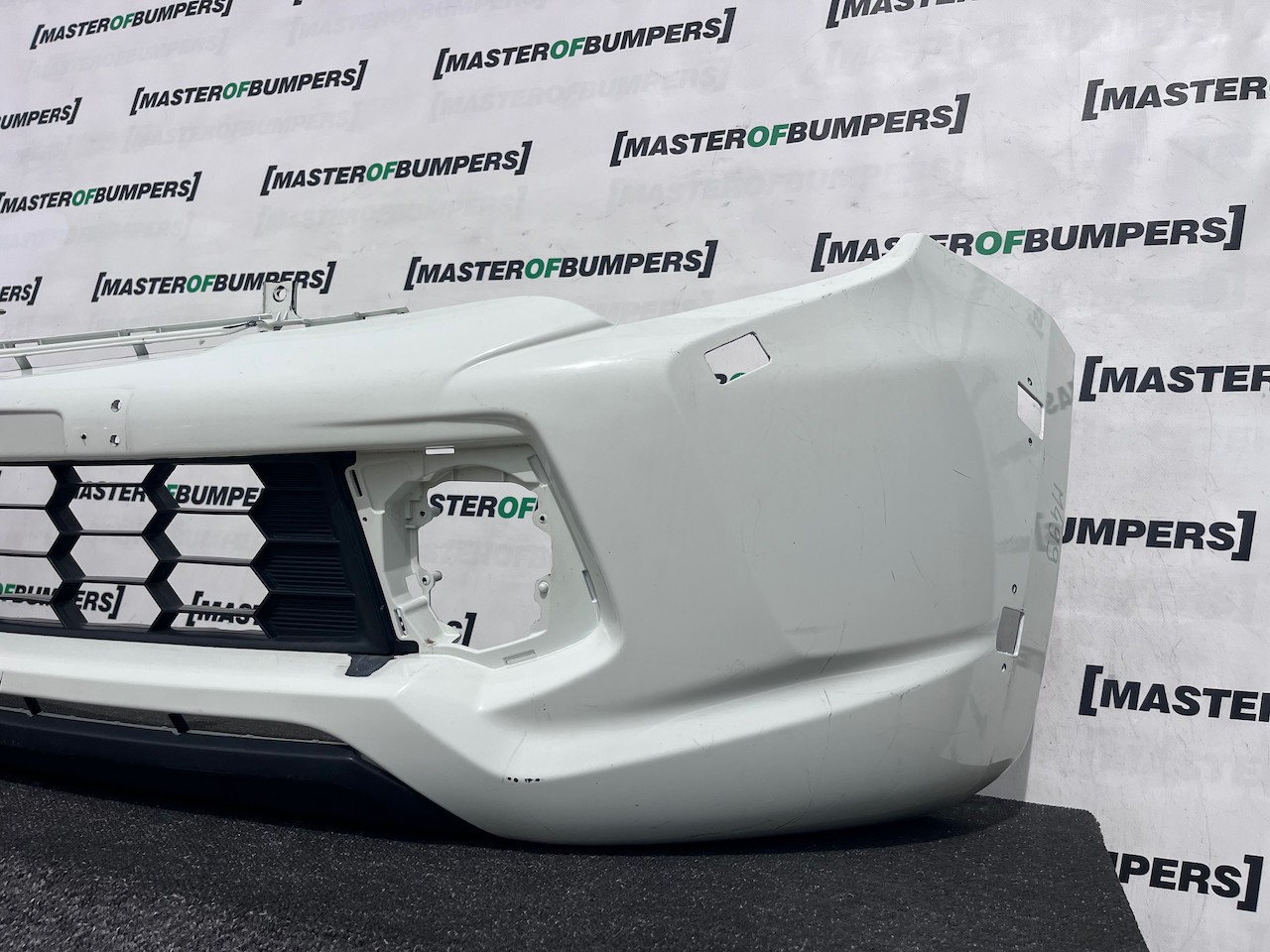 Mitsubishi L200 Barbarian Titan 2016-2019 Front Bumper Jets Genuine [m499]