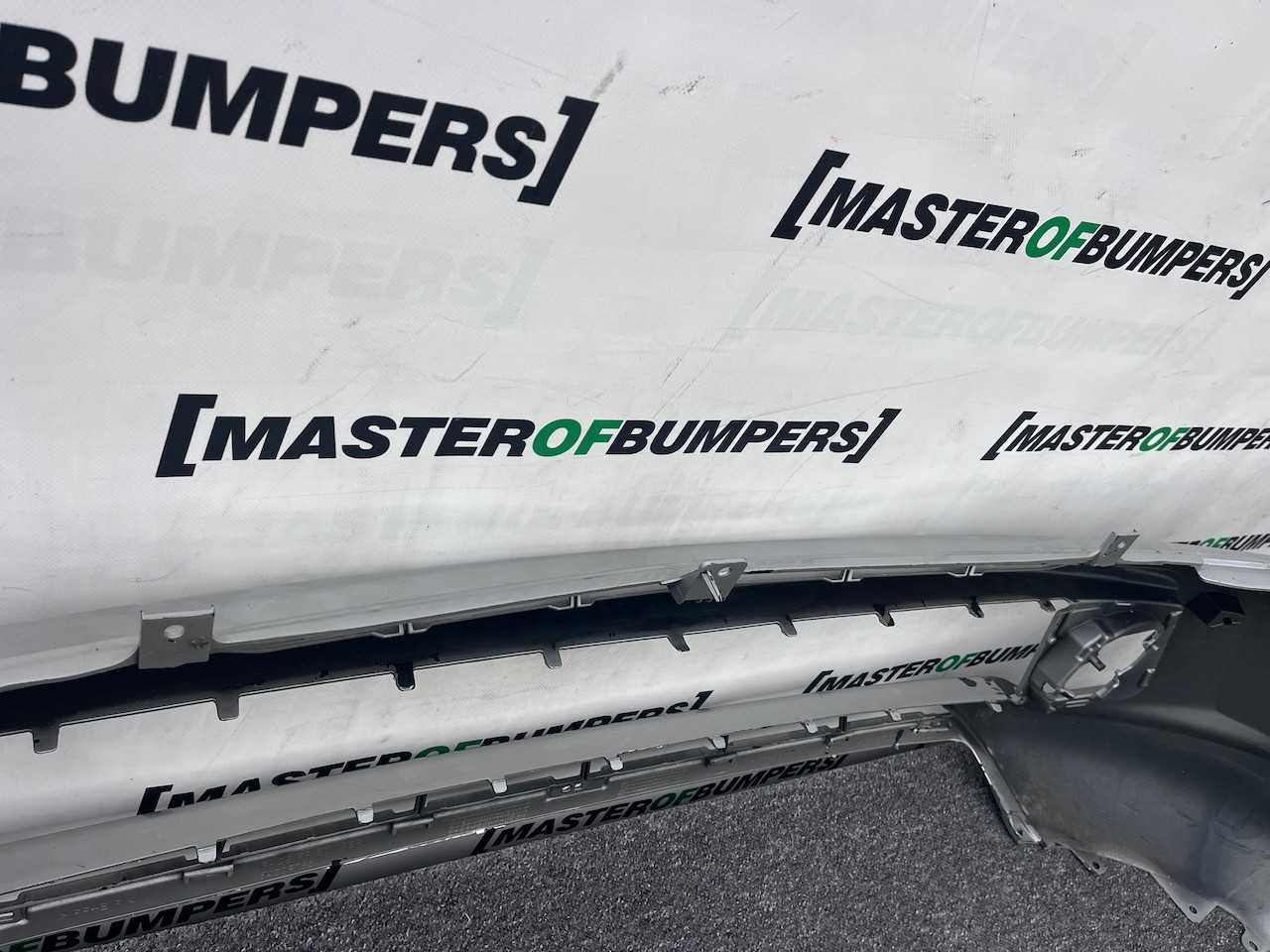 Mitsubishi L200 Warior Double Cab 2016-2019 Front Bumper No Jets Genuine [m327]