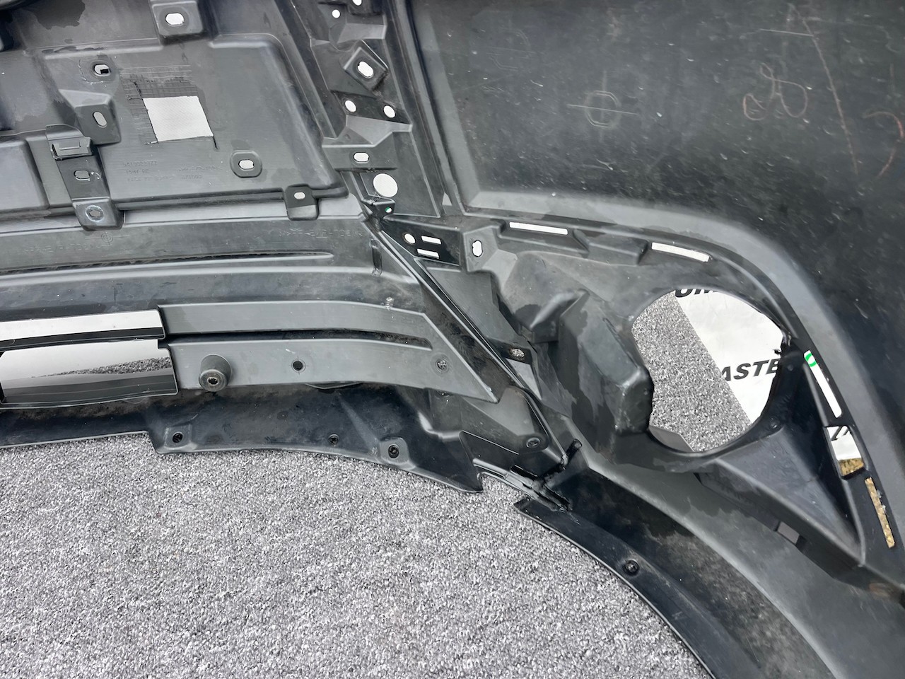 Mitsubishi Outlander Ls Phev Mk3 2017-2021 Front Bumper No Pdc Genuine [m486]