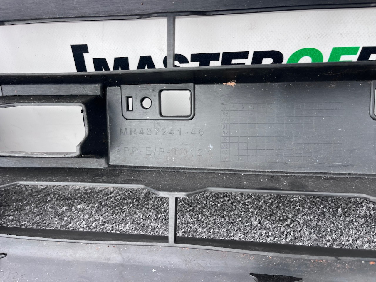 Mitsubishi Pajero Shogun Exceed 2000-2002 Front Bumper Genuine [m428]