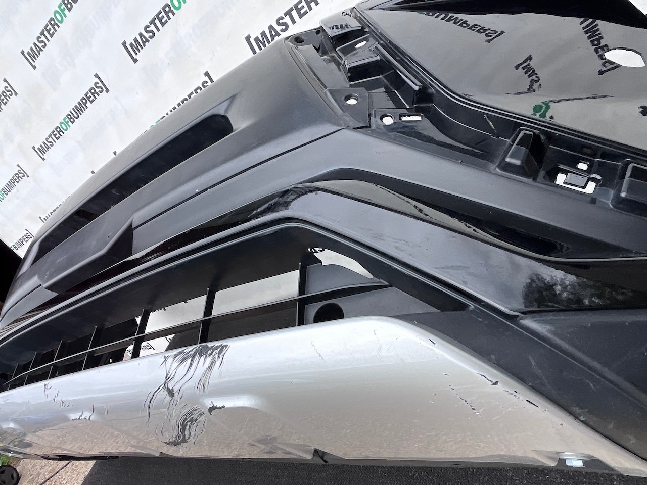 Mitsubishi Eclipse Cross Hatch 2017-2021 Front Bumper 4 Pdc +jets Genuine [m506]