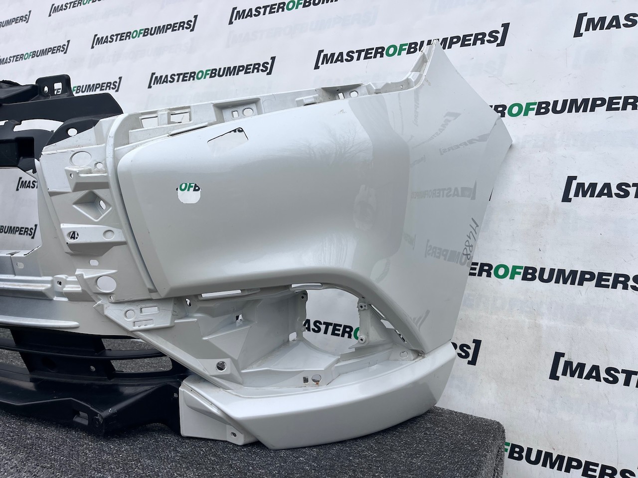 Mitsubishi Outlander Ls Phev Mk3 2017-2021 Front Bumper 4 Pdc Jet Genuine [m488]