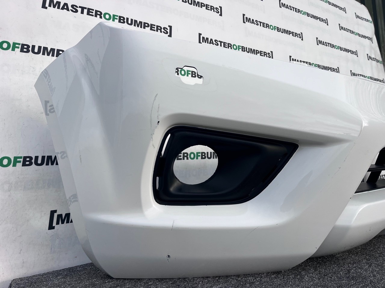 Nissan Navara Mk3 2016-2019 Front Bumper (for Model With Jets) Genuine [l666]