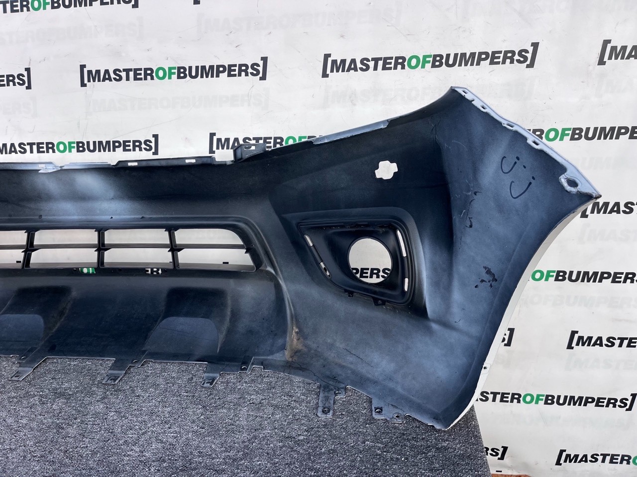 Nissan Navara Mk3 2016-2019 Front Bumper (for Model With Jets) Genuine [l668]