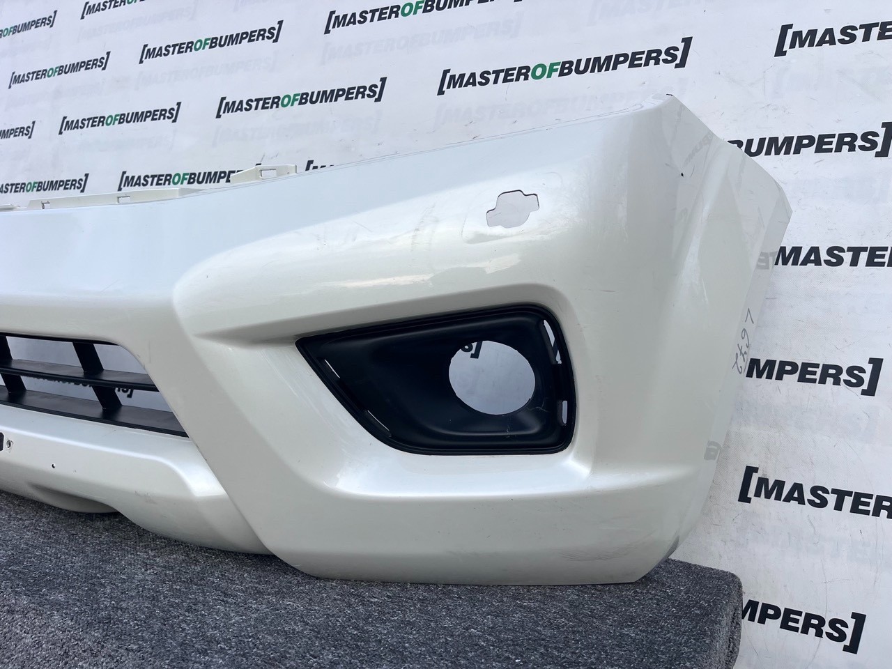 Nissan Navara Mk3 2016-2019 Front Bumper (for Model With Jets) Genuine [l672]