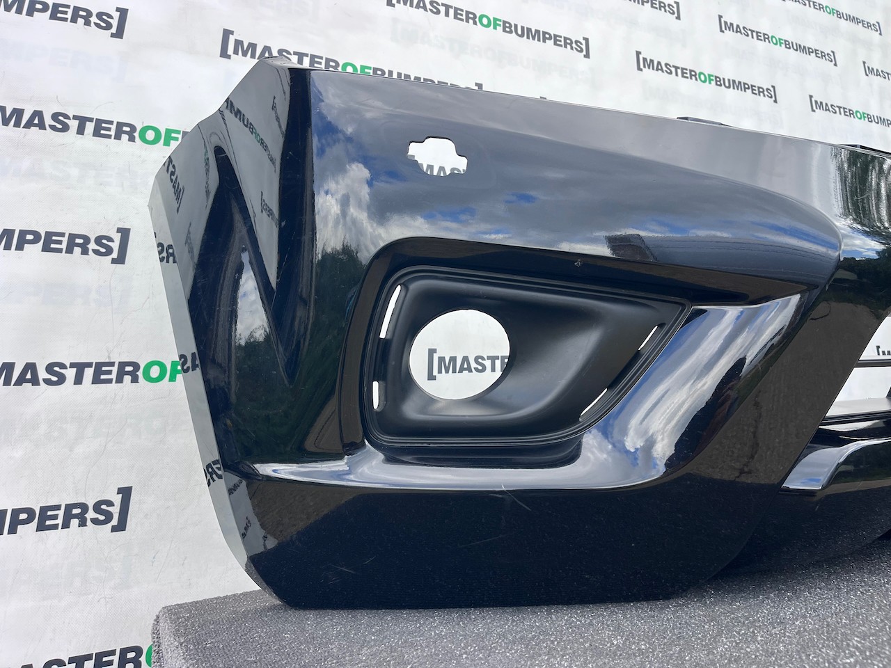 Nissan Navara Tekna Pick Up Mk4 2016-2021 Front Bumper Jets Genuine [l724]