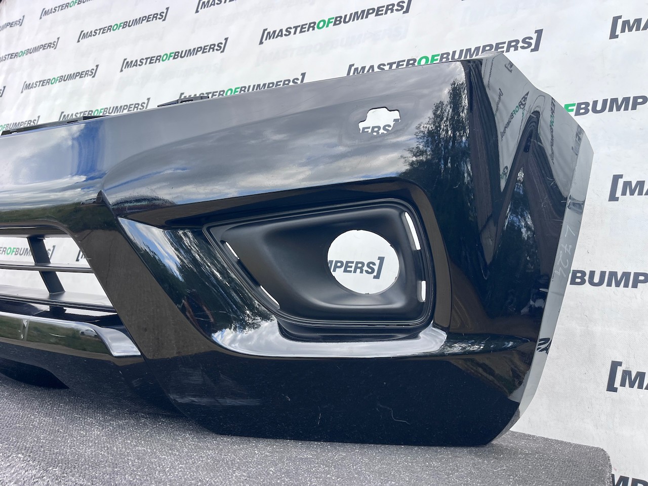 Nissan Navara Tekna Pick Up Mk4 2016-2021 Front Bumper Jets Genuine [l724]