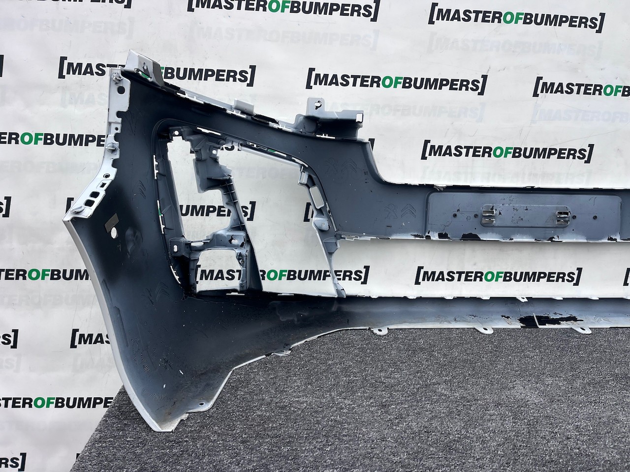 Peugeot Expert Vivaro Scudo Zafira 2016-2022 Front Bumper 6 Pdc Genuine [q319]