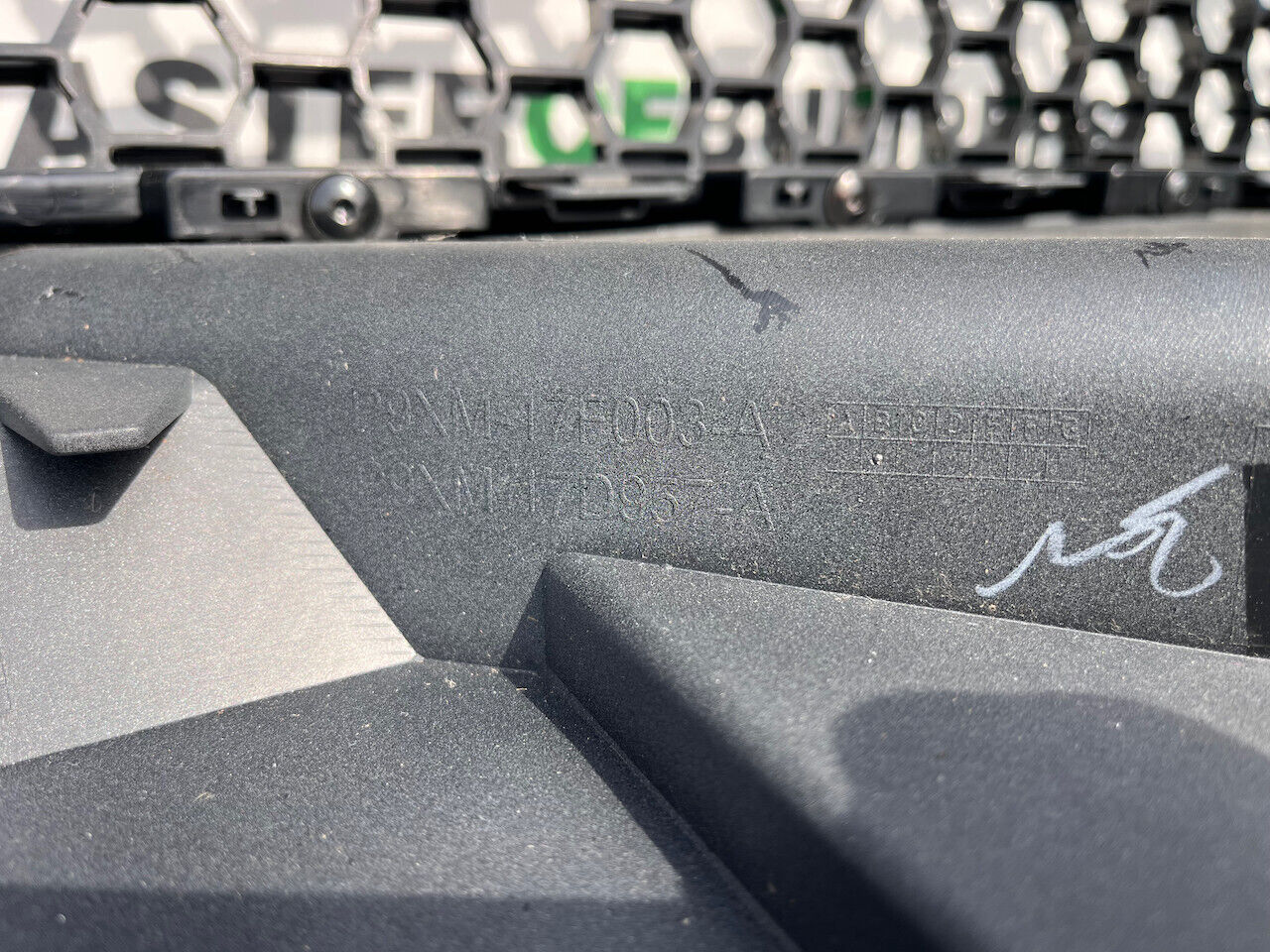 Land Rover Range Rover Sport Svr 2024-on Front Bumper 6 Pdc Genuine [p397]