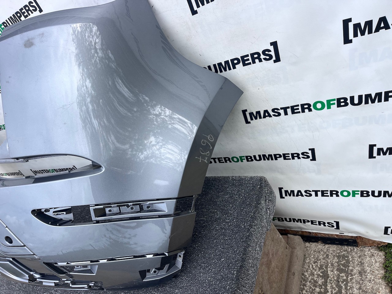 Range Rover Evoque R-dynamic Hse 2019-2024 Rear Bumper 4 Pdc Genuine [p687]