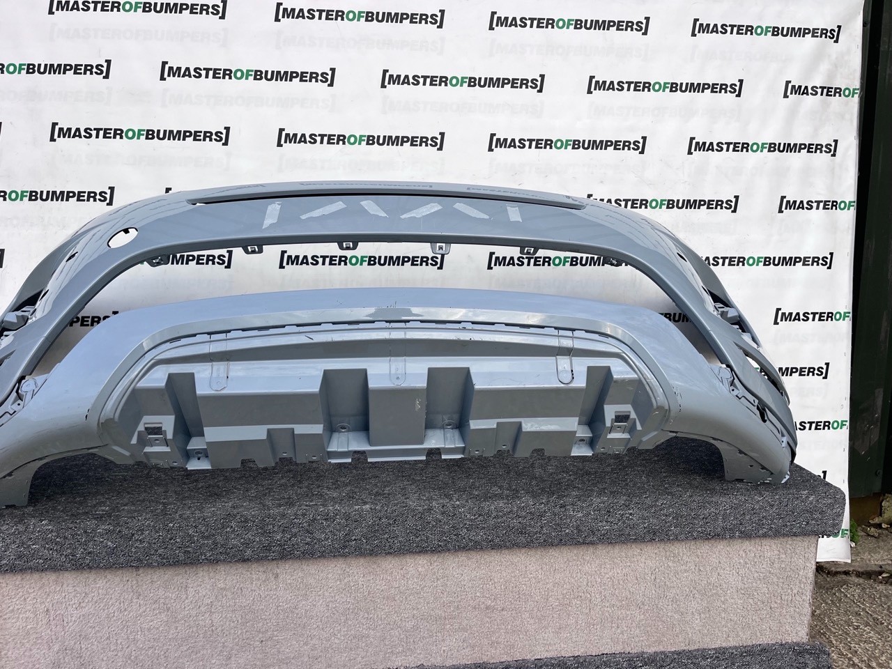 Range Rover Evoque R-dynamic Hse 2019-2023 Front Bumper 4 Pdc Genuine [p547]