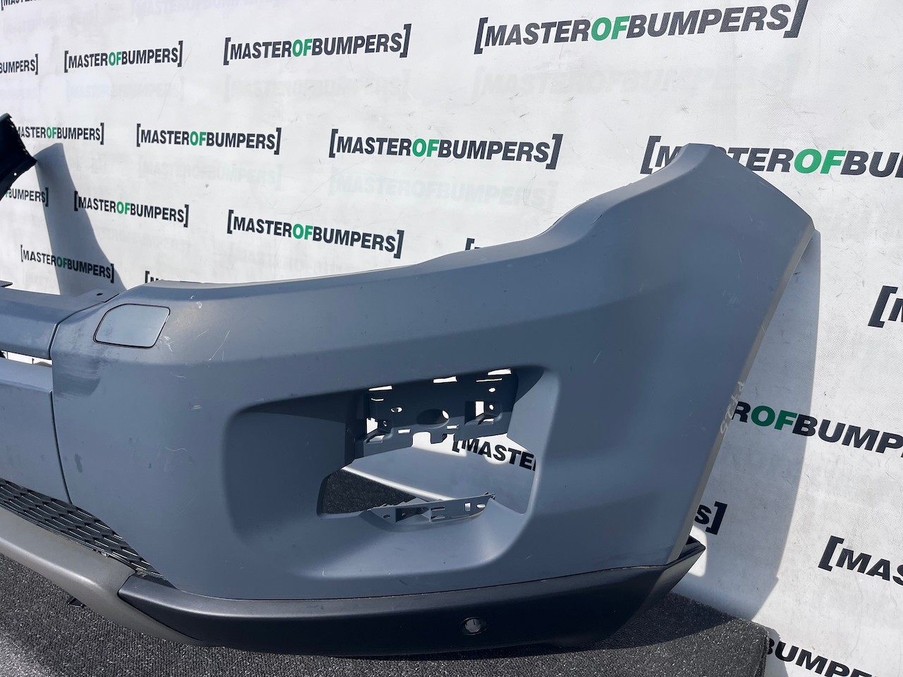 Range Rover Evoque Se Mk1 2011-2015 Front Bumper 4 Pdc + Jets Genuine [p725]