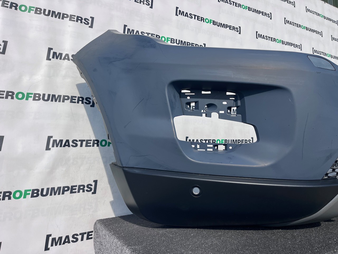 Range Rover Evoque Se Mk1 2011-2015 Front Bumper 4 Pdc + Jets Genuine [p718]