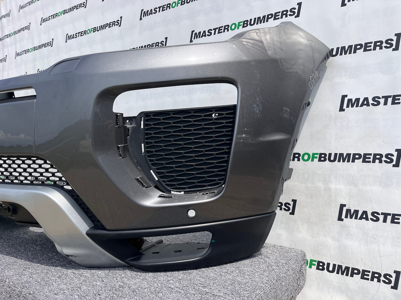 Range Rover Evoque Dynamic Hse Lift 2015-2018 Front Bumper 4 Pdc Genuine [p450]