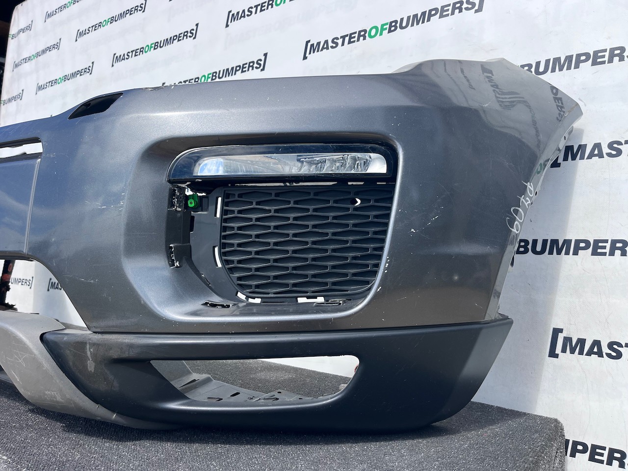 Range Rover Evoque Se Hse Lift 2015-2018 Front Bumper Jets Holes Genuine [p709]