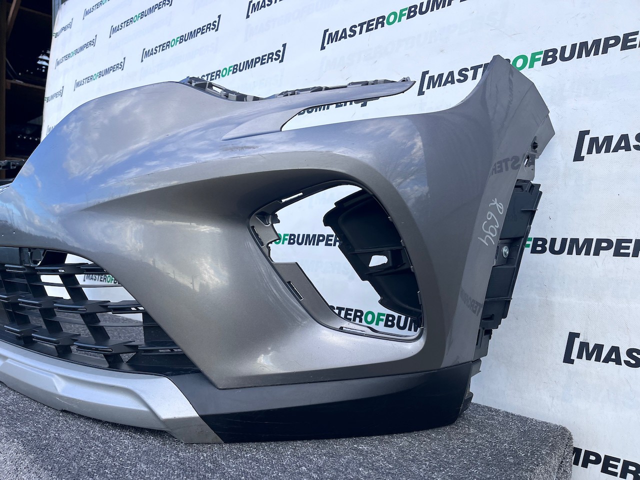 Renault Captur Dynamique Mk2 2020 - 2023 Front Bumper Genuine [r694]