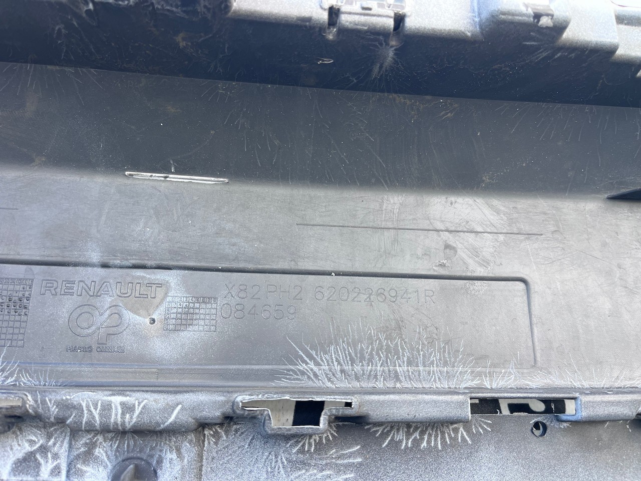 Renault Trafic Sport Plus Passenger 2022-2026 Front Bumper 4 Pdc Genuine [r695]