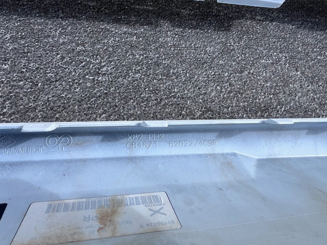 Renault Trafic Sport Plus Passenger 2022-2026 Front Bumper 4 Pdc Genuine [r701]