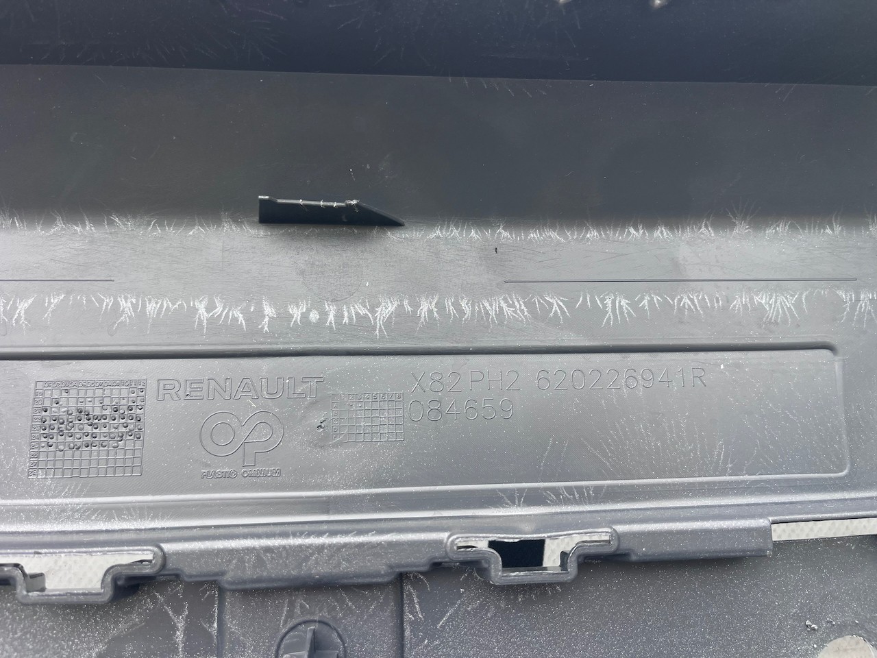 Renault Trafic Sport Plus Passenger 2022-2026 Front Bumper 6 Pdc Genuine [r746]