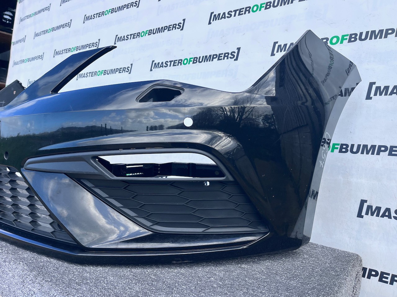 Seat Leon Fr Mk3 Lift Hatchback 2017-2019 Front Bumper 4 Pdc Jets Genuine [o657]