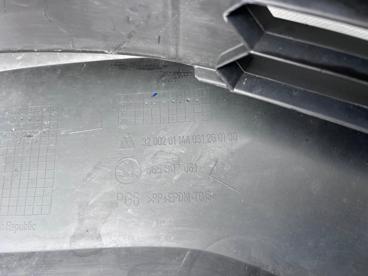 Skoda Kodiaq Se Basic Mk1 2016-2021 Front Bumper Blue 4 Pdc Genuine [s618]