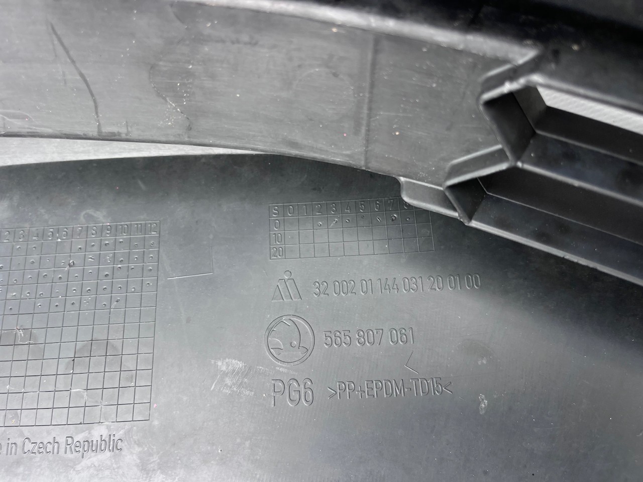 Skoda Kodiaq Se Basic Mk1 2016-2021 Front Bumper Red 4 Pdc Genuine [s619]