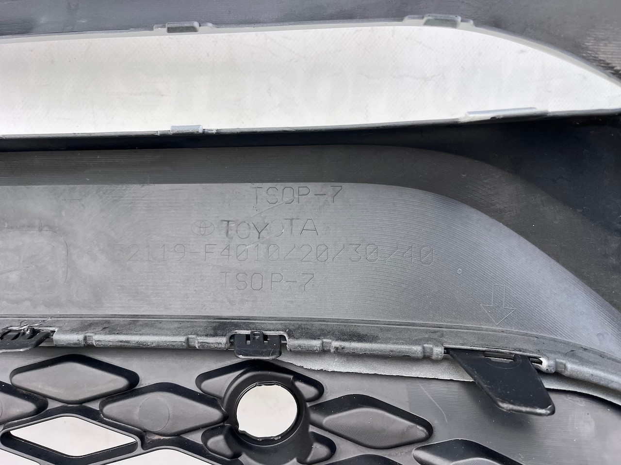 Toyota C-hr Chr Excel Dynamic 2016-2020 Front Bumper 6 Pdc Genuine [t552]