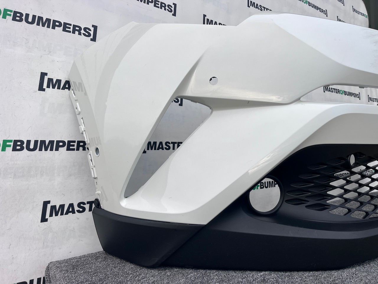 Toyota C-hr Chr Excel Dynamic 2016-2020 Front Bumper 6 Pdc Genuine [t552]