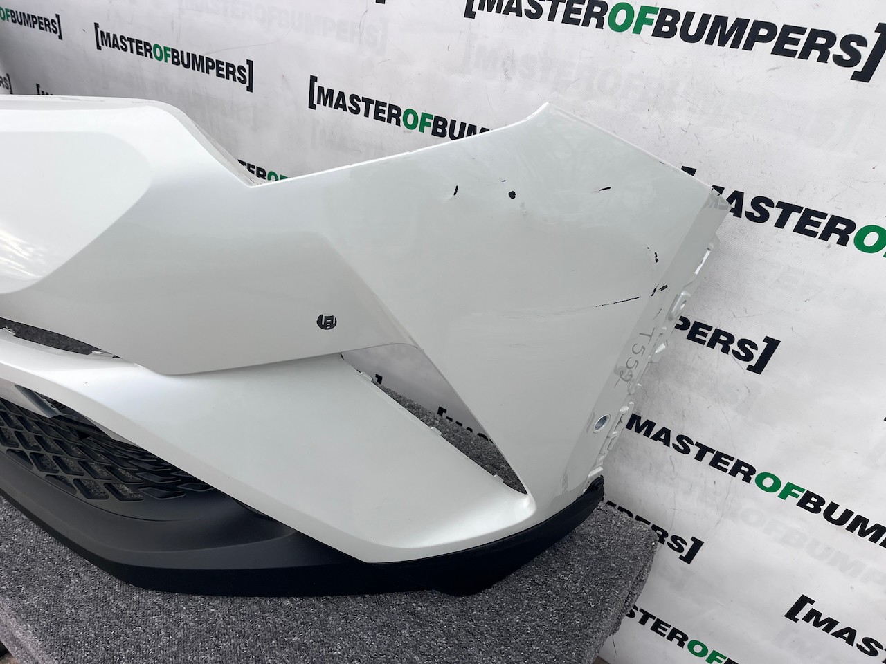 Toyota C-hr Chr Excel Dynamic 2016-2020 Front Bumper 6 Pdc Genuine [t552]