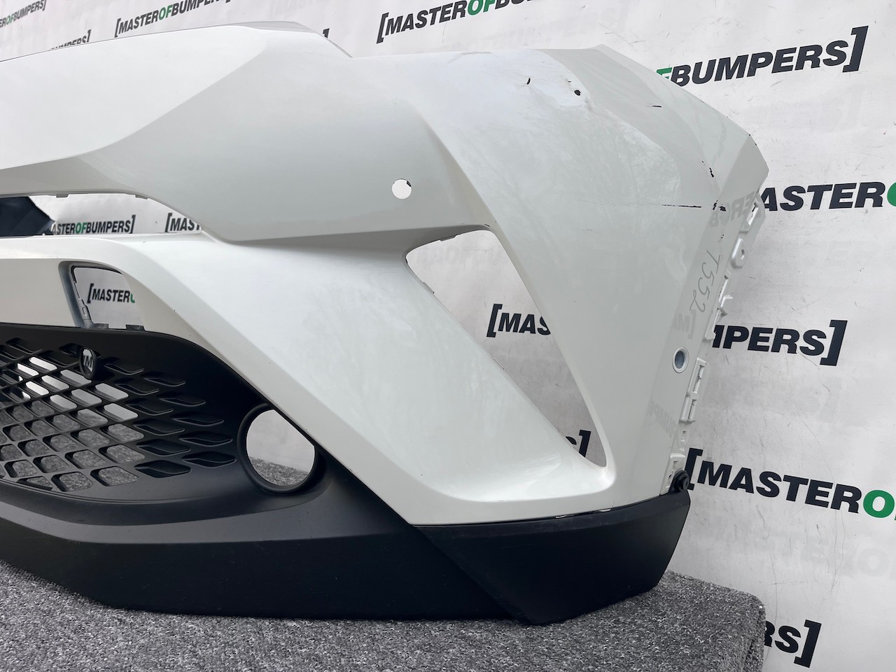 Toyota C-hr Chr Excel Dynamic 2016-2020 Front Bumper 6 Pdc Genuine [t552]