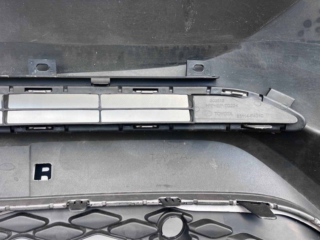 Toyota C-hr Chr Excel Dynamic 2016-2020 Front Bumper 6 Pdc Genuine [t572]