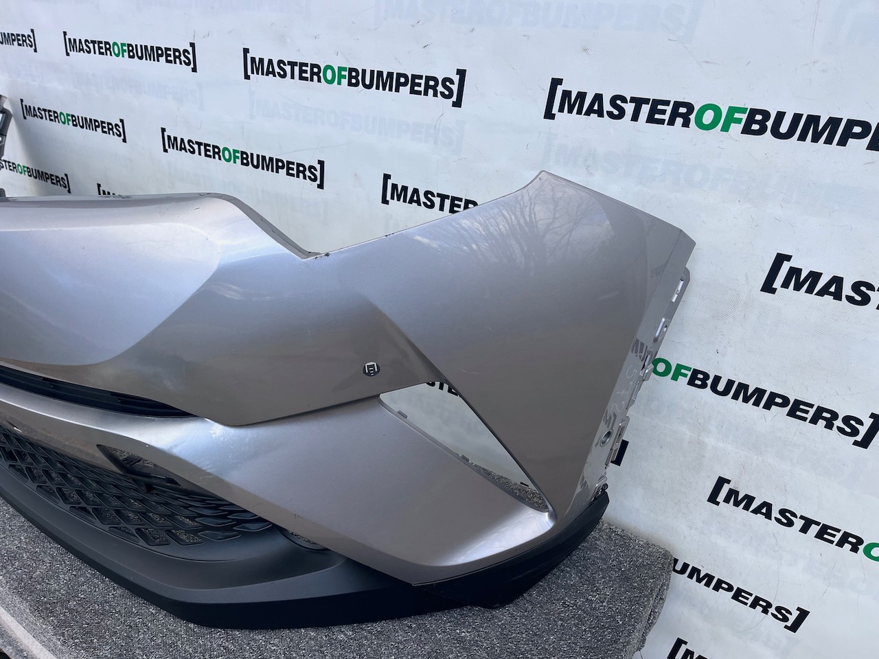 Toyota C-hr Chr Excel Dynamic 2016-2020 Front Bumper 6 Pdc Genuine [t572]