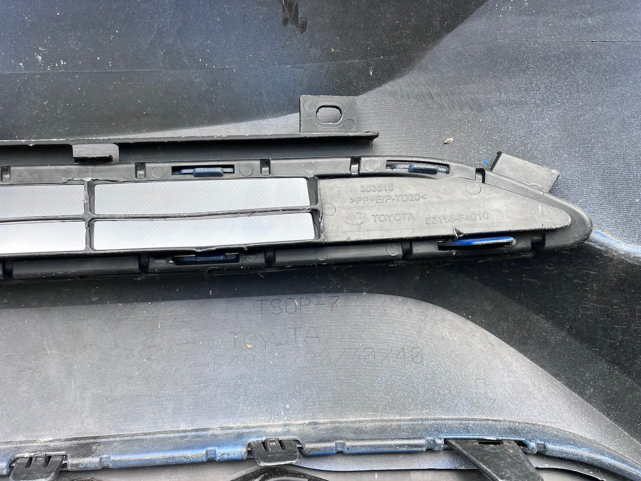 Toyota C-hr Chr Excel Dynamic 2016-2020 Front Bumper 4 Pdc Genuine [t574]