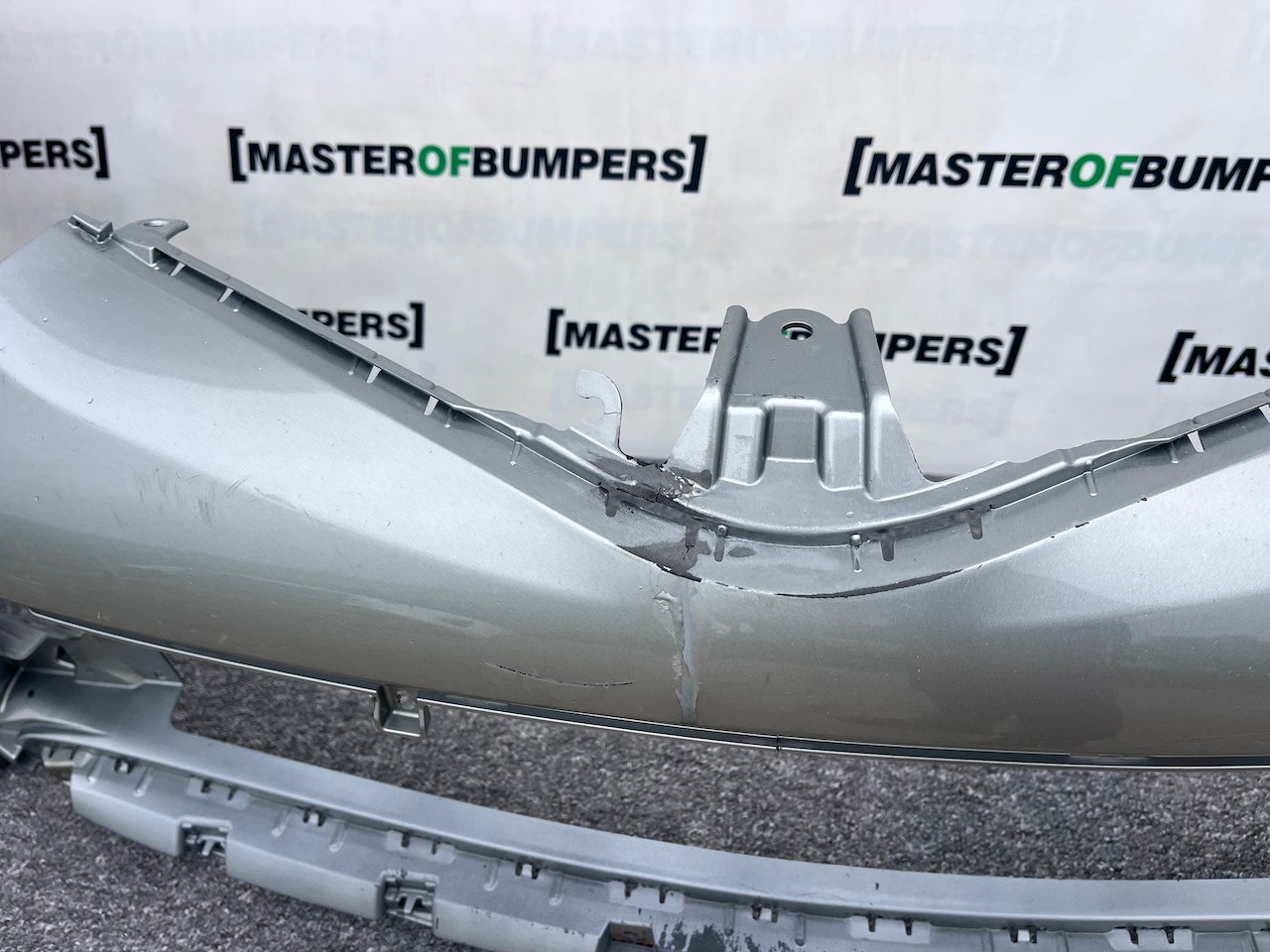 Toyota Auris Mk2 Hybrid Hatchback 2012-2015 Front Bumper 6 Pdc Genuine [t581]