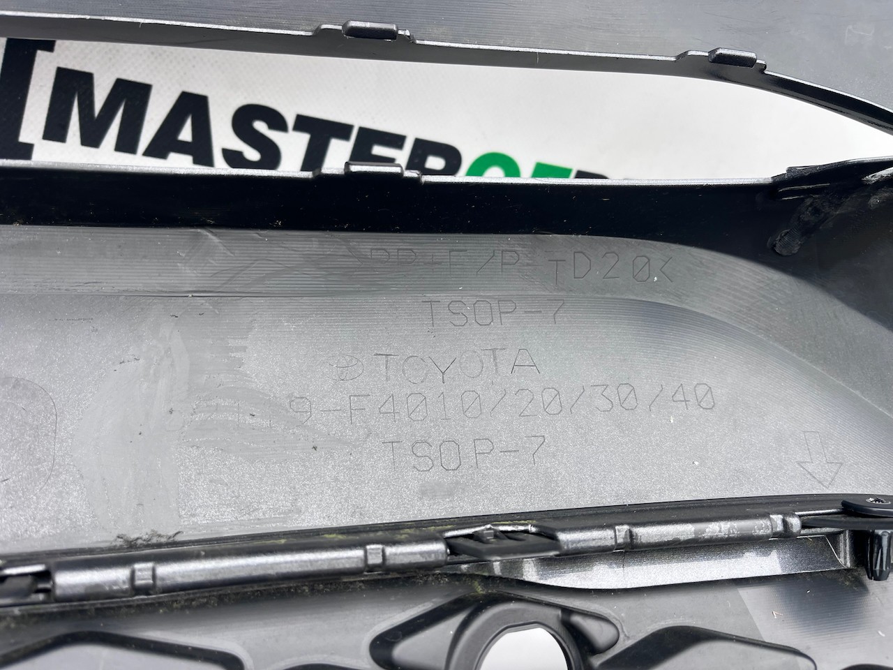 Toyota C-hr Chr Excel Dynamic 2016-2020 Front Bumper 6 Pdc Genuine [t598]