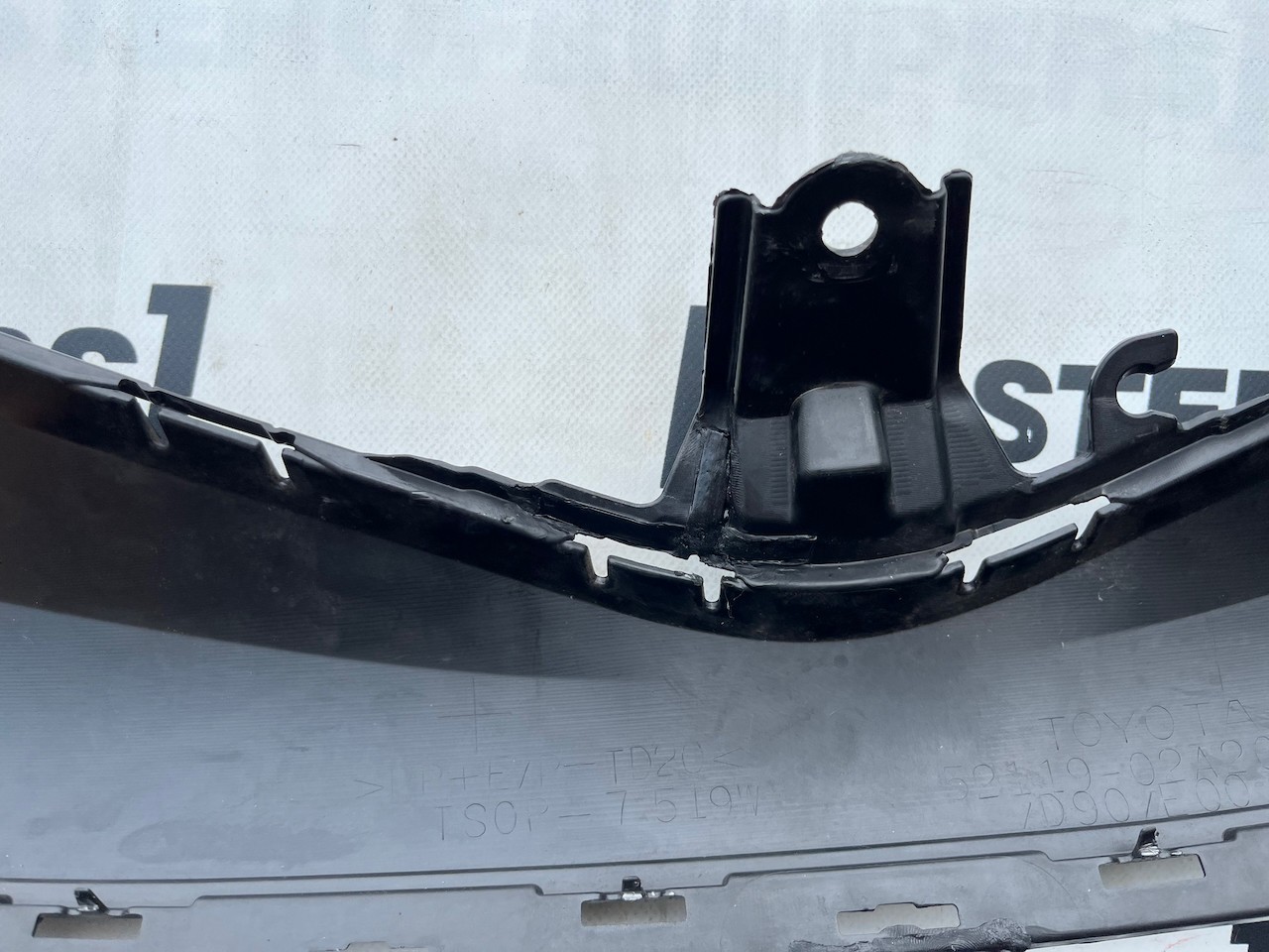 Toyota Auris Mk2 Hybrid Hatchback 2012-2015 Front Bumper No Pdc Genuine [t673]