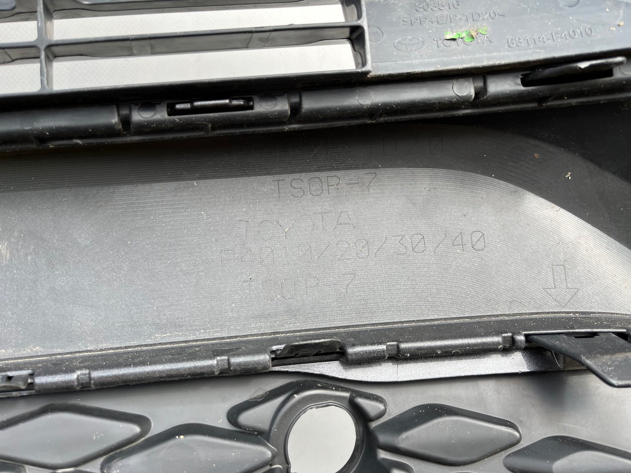 Toyota C-hr Chr Excel Dynamic 2016-2020 Front Bumper 6 Pdc Genuine [t682]