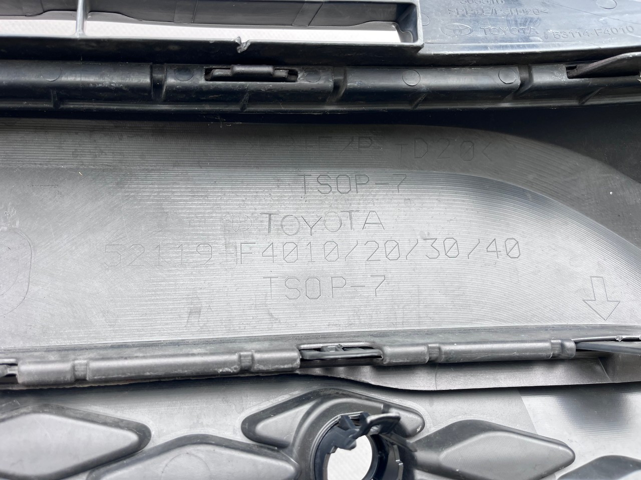 Toyota C-hr Chr Excel Dynamic 2016-2020 Front Bumper 6 Pdc Genuine [t684]